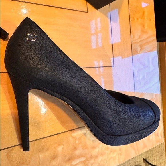 CHANEL CC interlocking black suede leather textured pumps heels sz 41.5 w box - Picture 3 of 16